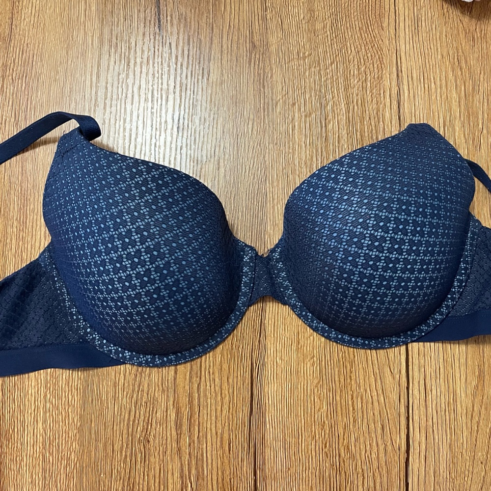34D Victoria’s Secret bra